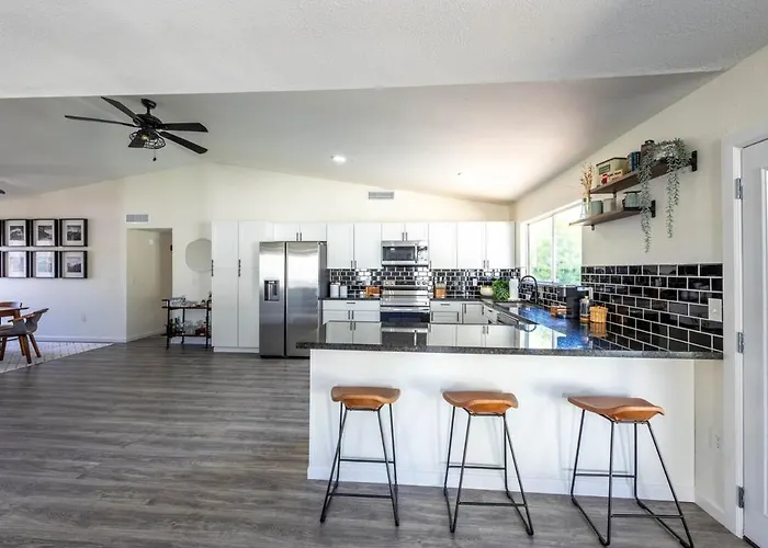 Must See! Heated Jacuzzi With A Pool! New Remodel